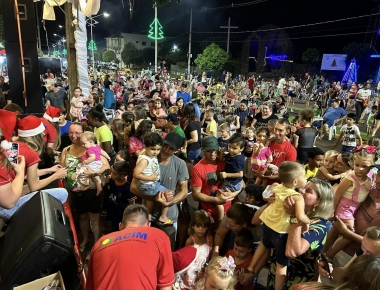 Centenas de pessoas participaram da Noite Alusiva ao Comércio em Mercedes